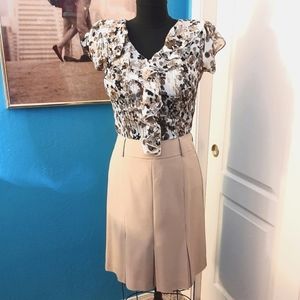 VGUC dressbarn tan pleated pencil skirt. Poly-rayon-spandex, size 6.